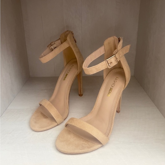 NUDE ROUND TOE HEELS. - Picture 2 of 5